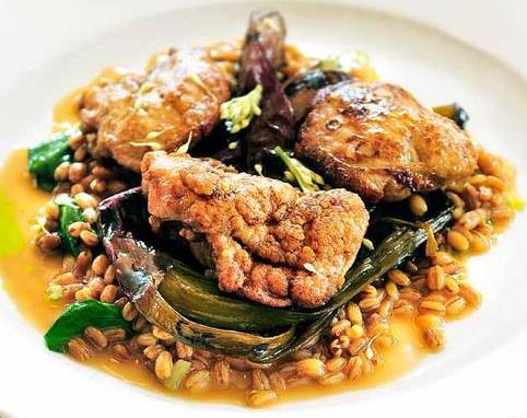 Gebakken lamszwezerik met artisjok en tarwekorrels